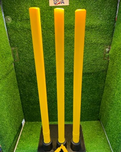 PLASTIC STUMPS WITH HARD RUBBER BASE & 2 BAILS